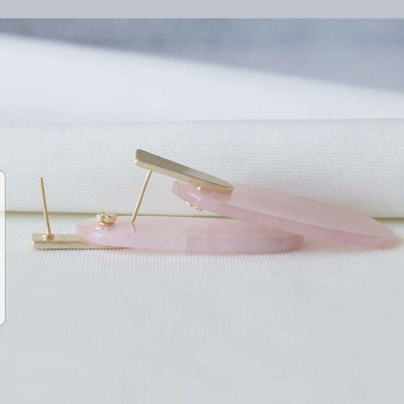 Kendra Scott rose quartz drop earrings. - Picture 3 of 5